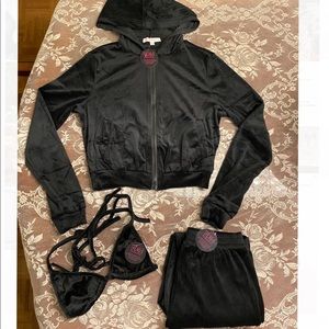 HMS LOUNGE: BLACK VELOUR TRIANGLE TOP HOODIE JOGGERS THREE PIECE SET, SIZE M.